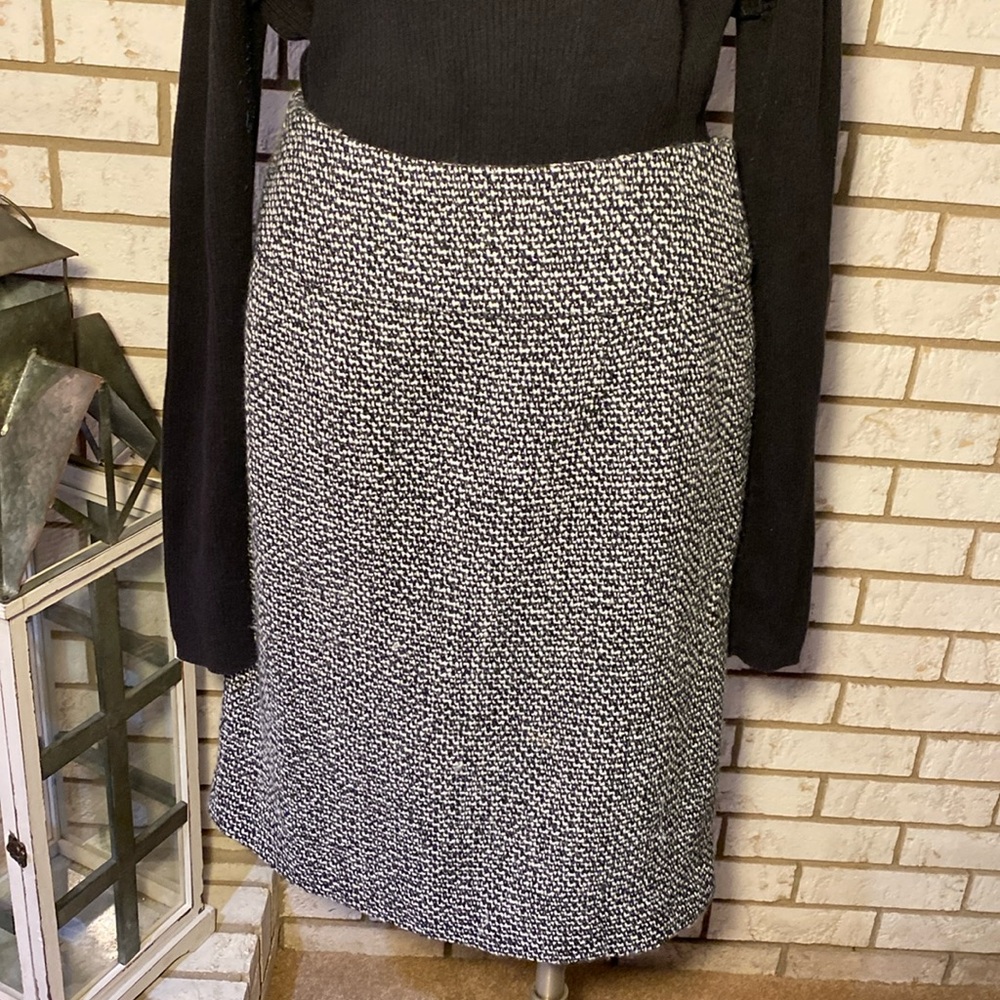 Merona / Black&white skirt, zip back
Size 10